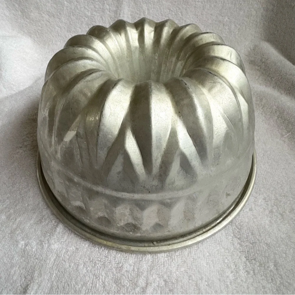 Aluminum Vintage Silver Bundt Baking Pan